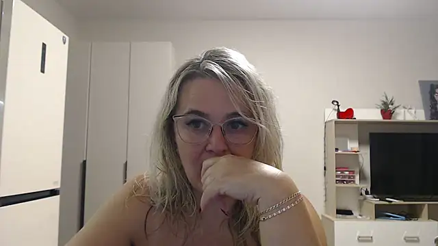 Snapshot of EleanoraDream chatting on February 28, 2026, 6:40 pm EleanoraDream online show from February 28, 2026, 6:40 pm