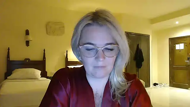 Snapshot of EleanoraDream chatting on February 4, 2026, 9:10 pm EleanoraDream online show from February 4, 2026, 9:10 pm