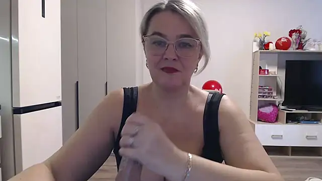 Snapshot of EleanoraDream chatting on May 4, 2026, 8:50 am EleanoraDream online show from May 4, 2026, 8:50 am
