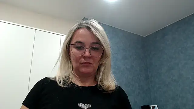 Snapshot of EleanoraDream chatting on December 22, 2025, 4:29 pm EleanoraDream online show from December 22, 2025, 4:29 pm