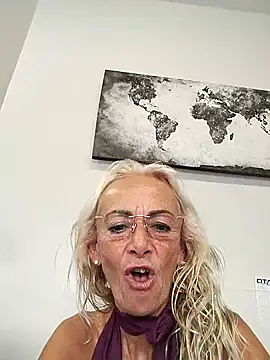 Snapshot of clarabell4 chatting on August 5, 2026, 7:35 am clarabell4 online show from August 5, 2026, 7:35 am