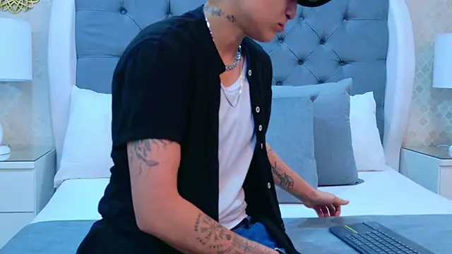 ZoeKrug online show from November 1, 2025, 12:10 pm