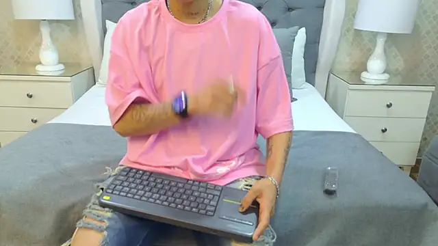 ZoeKrug online show from October 13, 2025, 11:56 am