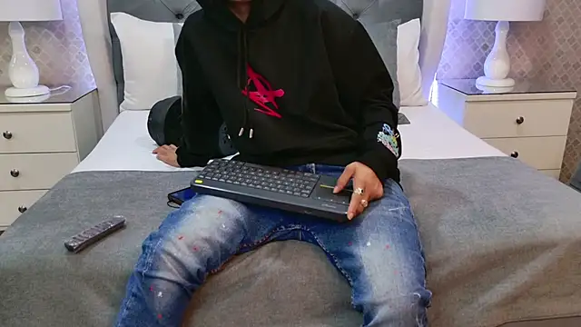 ZoeKrug online show from December 22, 2025, 7:25 pm