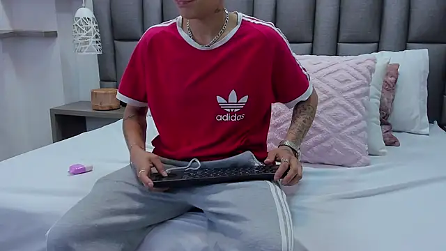 ZoeKrug online show from March 3, 2026, 12:12 pm