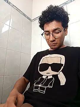 LecheDeSoya666 online show from September 18, 2025, 9:07 pm