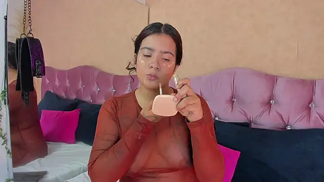 KARINAJTORRES online show from April 17, 2026, 11:18 pm