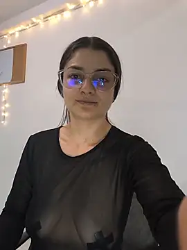 Coralinne   online show from May 27, 2026, 1:04 am