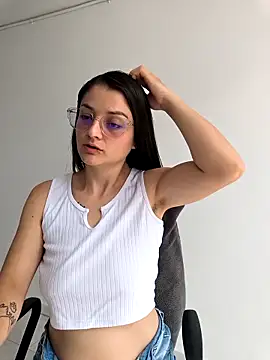 Coralinne   online show from April 7, 2026, 3:47 pm