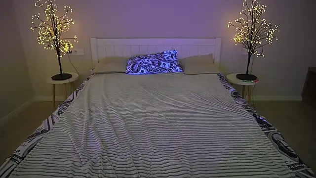 IvyLaurent online show from October 13, 2025, 1:12 pm