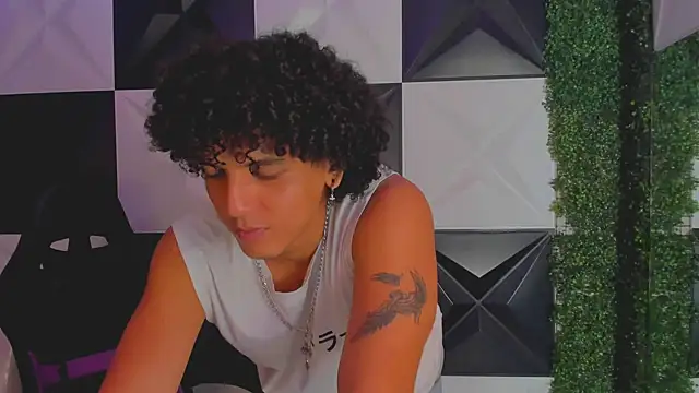 Snapshot of Xfire_boy69 chatting on September 24, 2025, 9:32 pm Xfire boy69 online show from September 24, 2025, 9:32 pm