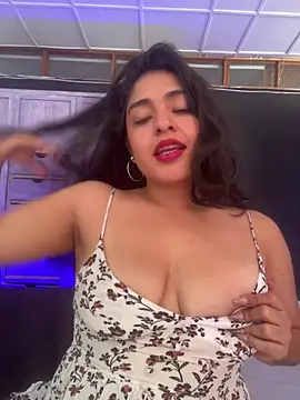 Snapshot of EmilyNoir1 chatting on May 7, 2026, 6:44 pm EmilyNoir1 online show from May 7, 2026, 6:44 pm