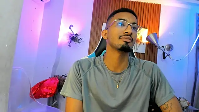 Snapshot of Darwin_mayo chatting on October 16, 2025, 5:32 pm Darwin mayo online show from October 16, 2025, 5:32 pm