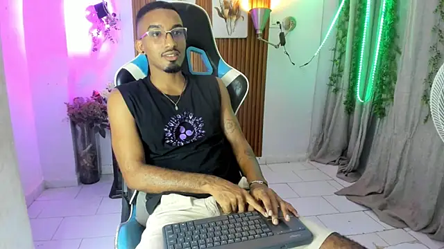 Snapshot of Darwin_mayo chatting on December 17, 2025, 5:29 pm Darwin mayo online show from December 17, 2025, 5:29 pm