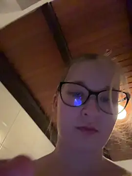 SweetTeenGirl online show from November 18, 2025, 8:34 pm