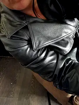 DIVAZARAHLEATHER online show from July 1, 2026, 10:59 am
