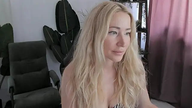 Snapshot of AstraMonroe chatting on July 7, 2026, 7:34 am AstraMonroe online show from July 7, 2026, 7:34 am