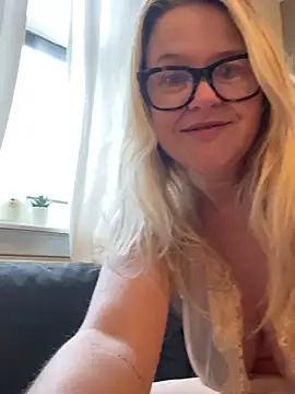 SuzieSub online show from February 13, 2026, 9:20 am