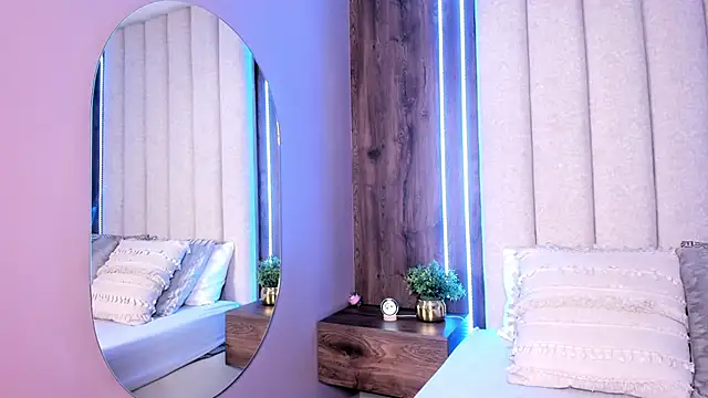 Snapshot of LucySalvatore_ chatting on November 12, 2025, 5:17 pm LucySalvatore online show from November 12, 2025, 5:17 pm