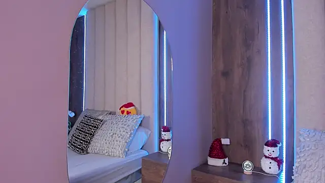 Snapshot of LucySalvatore_ chatting on December 16, 2025, 6:45 pm LucySalvatore online show from December 16, 2025, 6:45 pm