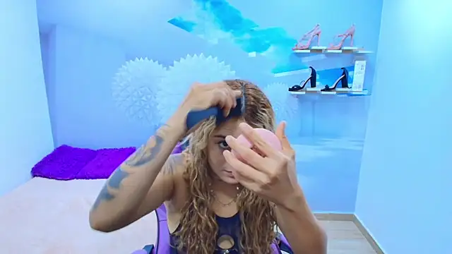 Snapshot of ESMERALDA-BLUE chatting on September 18, 2025, 8:56 pm ESMERALDA-BLUE online show from September 18, 2025, 8:56 pm