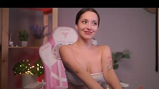 Snapshot of Polly_Plush19 chatting on September 20, 2025, 3:17 pm Polly Plush19 online show from September 20, 2025, 3:17 pm