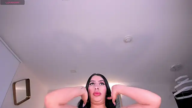 LeahLombardi  online show from November 15, 2025, 3:32 am