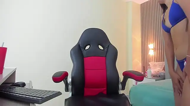 AURORAMARTIN2 online show from November 5, 2025, 7:39 pm