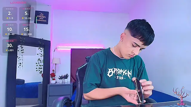 Snapshot of Lucass_love chatting on October 22, 2025, 4:28 pm Lucass love online show from October 22, 2025, 4:28 pm