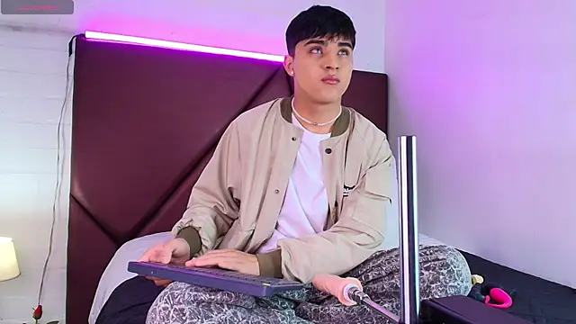 Snapshot of Lucass_love chatting on September 13, 2025, 1:44 pm Lucass love online show from September 13, 2025, 1:44 pm