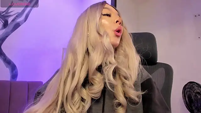 Snapshot of CleoWhite chatting on January 6, 2026, 9:08 pm CleoWhite online show from January 6, 2026, 9:08 pm