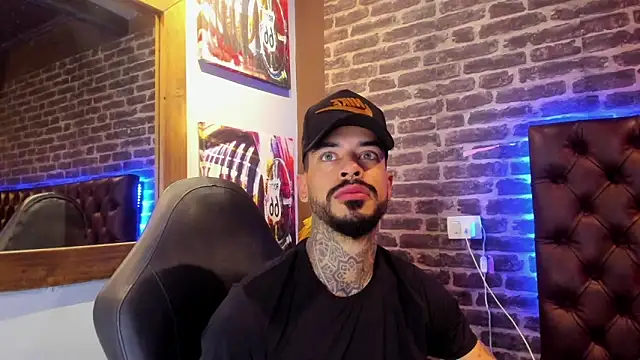 VinzenzRizzo online show from October 31, 2025, 4:36 pm