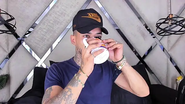 VinzenzRizzo online show from November 8, 2025, 3:54 am