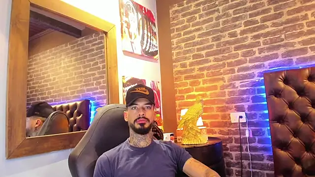 VinzenzRizzo online show from November 12, 2025, 3:32 am