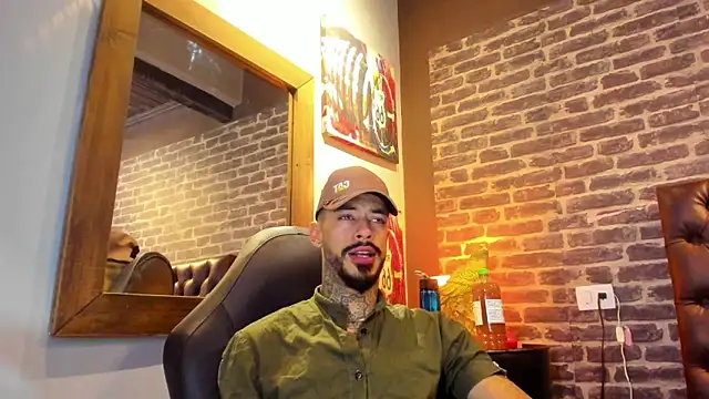 VinzenzRizzo online show from October 25, 2025, 5:50 am