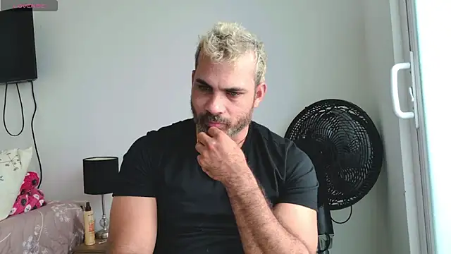 Snapshot of max_love255 chatting on January 5, 2026, 8:23 pm max love255 online show from January 5, 2026, 8:23 pm