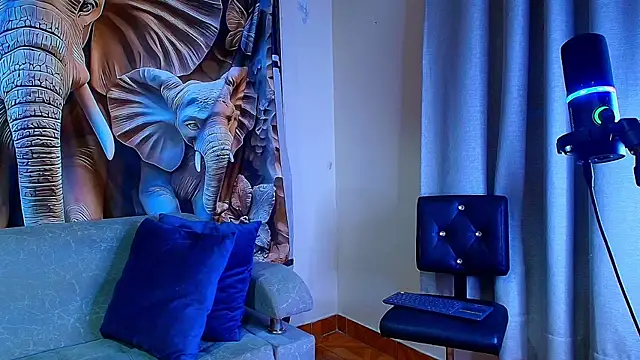 Snapshot of Sophie_Janner chatting on January 14, 2026, 12:14 am Sophie Janner online show from January 14, 2026, 12:14 am