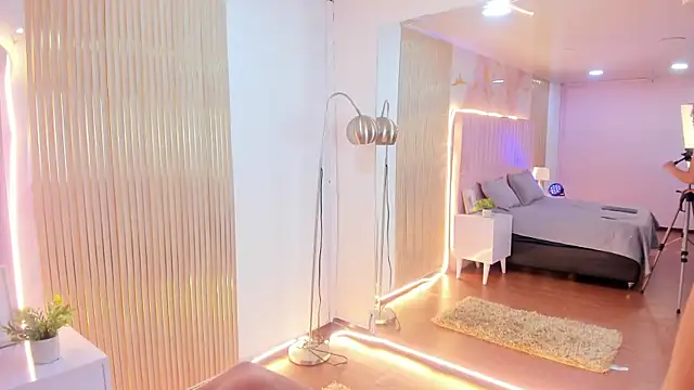 SofiaWhites online show from April 17, 2026, 8:33 pm