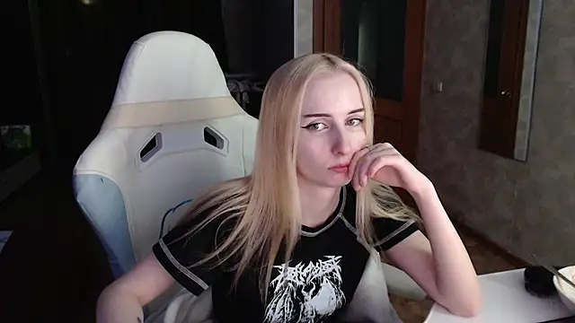 Cutti Crystal online show from April 9, 2026, 7:42 pm