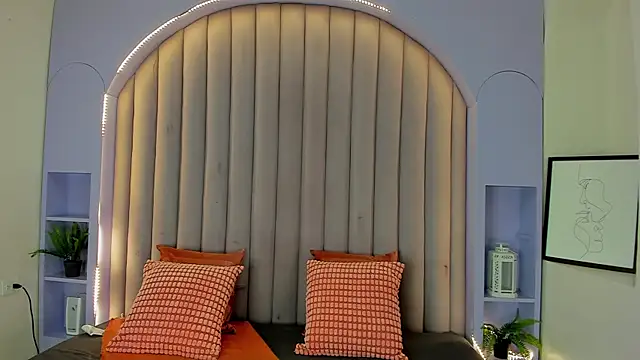 Taylorsmitth  online show from September 13, 2025, 11:32 am