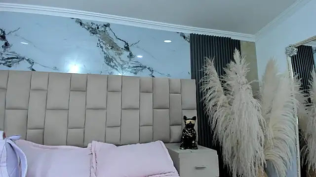 cloesummerr  online show from April 18, 2026, 7:07 pm