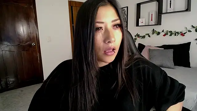 Mia 1120 online show from October 24, 2025, 2:27 pm