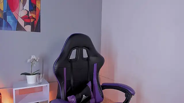 Zafiro  Brown online show from April 10, 2026, 9:00 pm