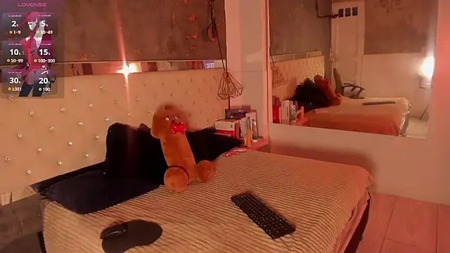 Viiolettlopez online show from September 22, 2025, 1:28 pm