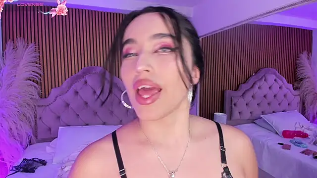 Starbutterflyy  online show from March 31, 2026, 5:09 am