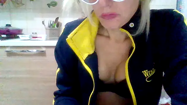 Snapshot of Kelly80 chatting on November 4, 2025, 3:21 am Kelly80 online show from November 4, 2025, 3:21 am