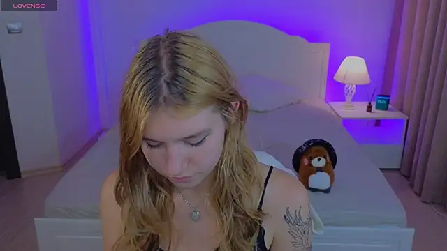 Iris Rain online show from December 2, 2025, 10:28 am