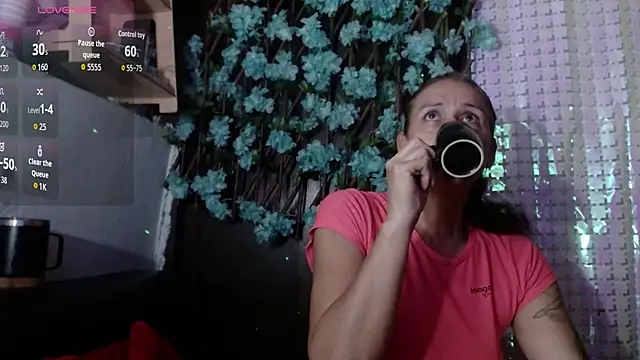 Snapshot of darling_hott chatting on October 31, 2025, 12:02 pm darling hott online show from October 31, 2025, 12:02 pm