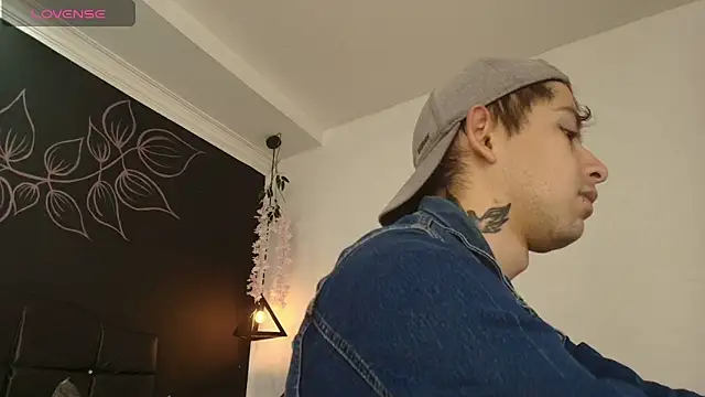 Snapshot of Aleecandrews chatting on December 1, 2025, 7:15 pm Aleecandrews online show from December 1, 2025, 7:15 pm