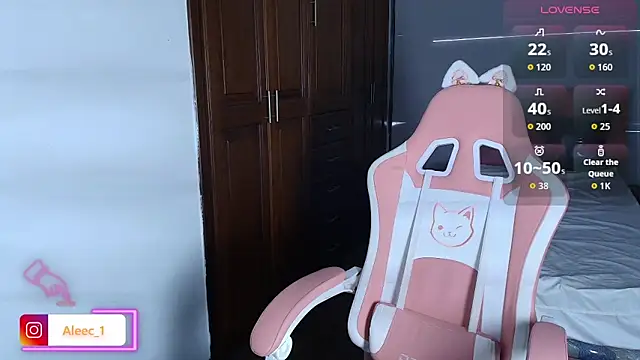 Snapshot of Aleecandrews chatting on October 4, 2025, 7:37 pm Aleecandrews online show from October 4, 2025, 7:37 pm